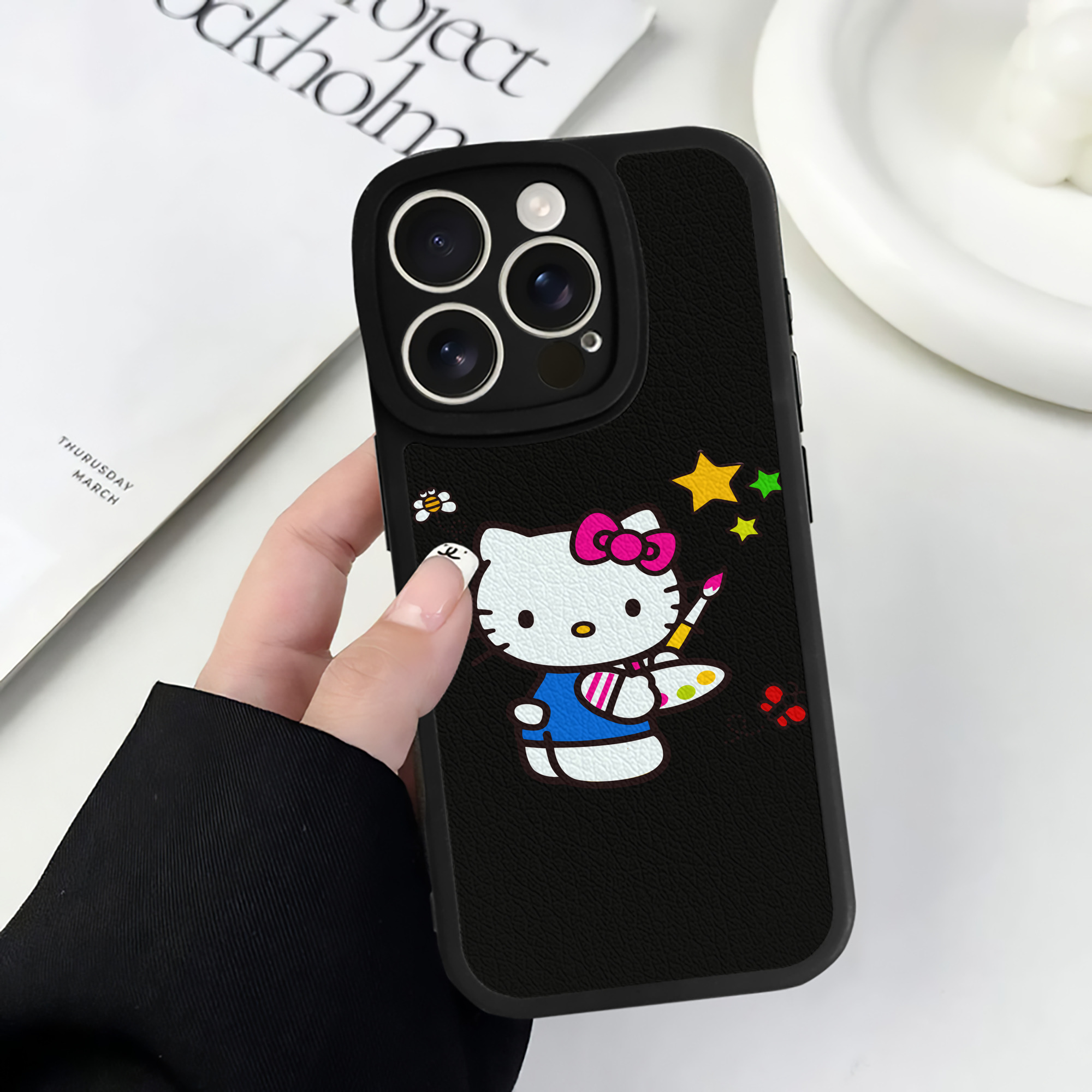 （画像用） Hello Kitty ハローキティ 【iPhone 16シリーズ対応】シリコンスマホケース（レザー調） 材質：シリコン